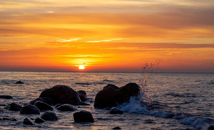 Küstenlandschaft auf Rügen am Strand bei Sonnenuntergang am Kap Arkona von Animaflora PicsStock
