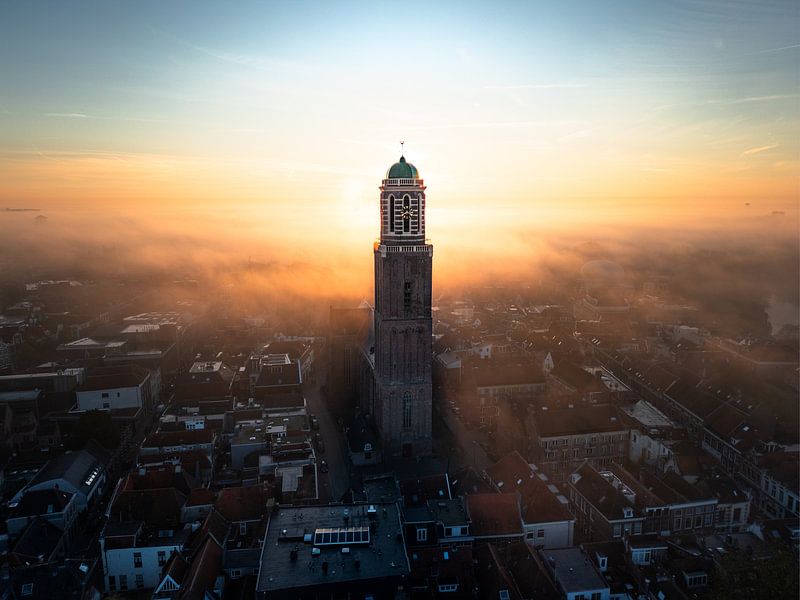 Der Peperbus in Zwolle bei Morgennebel von Bas van der Gronde