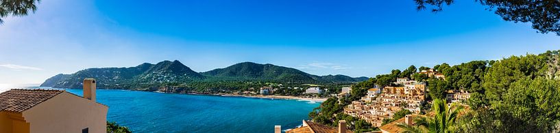 Vue panoramique de la côte sur la baie de Canyamel, par Alex Winter