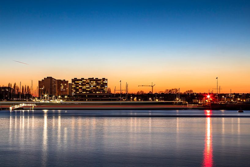 Langzeitbelichtung des Wasserbootes auf der Schelde bei Sonnenuntergang mit Skyline von Linkeroever  von Daan Duvillier | Dsquared Photography