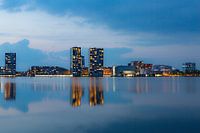 Skyline von Almere während der blauen Stunde.