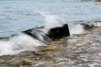 Le rocher dans le surf