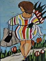 Eine dicke Dame mit einem Strauß Tulpen und 2 Taschen.