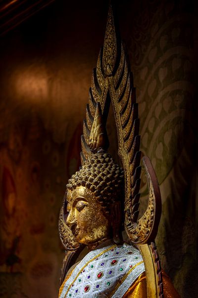 Seitenansicht Goldener Buddha des Wat Phra Yai -Jomtien von Franklin Driessen
