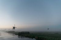 Lever de soleil brumeux au passage du moulin à Aarlanderveen