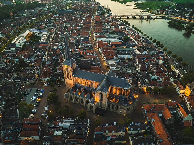Vieille ville de Kampen sur la rivière IJssel lors d'un coucher de soleil en été par Sjoerd van der Wal Photographie
