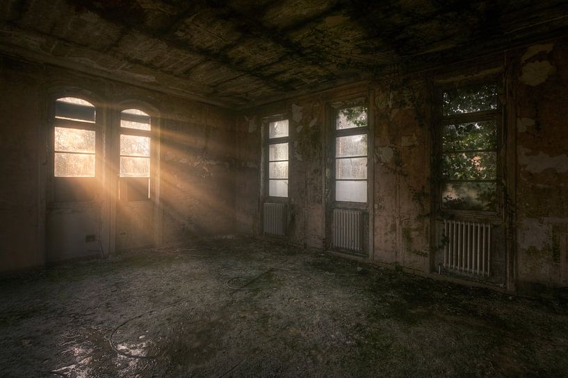 Lumière du soleil à travers la fenêtre. par Roman Robroek - Photos de bâtiments abandonnés