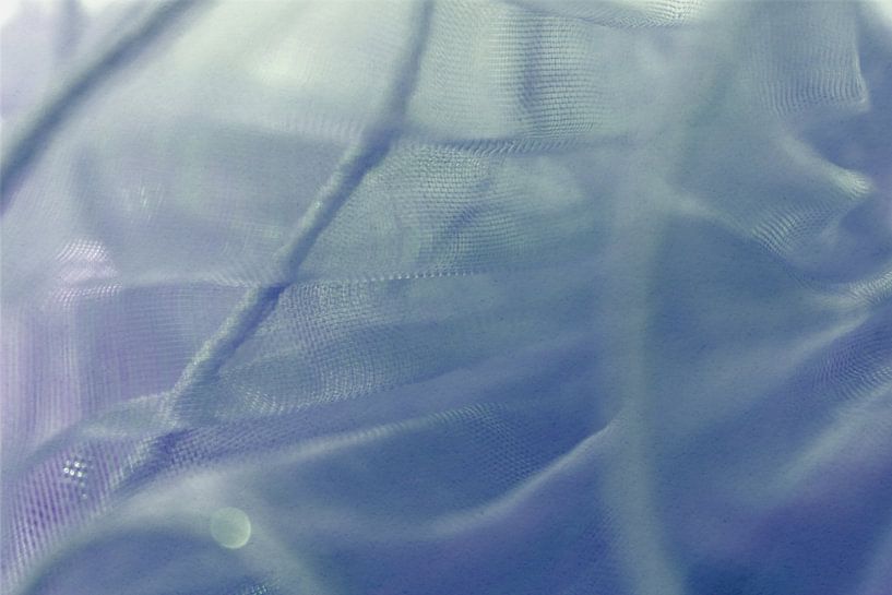 Wellen aus Licht – Zarte Faltungen in Blauviolett von Mixed media vector arts