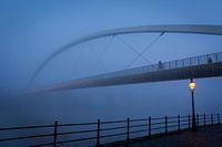 Hohe Brücke in Maastricht im Nebel während der blauen Stunde