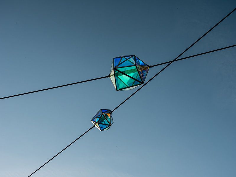 Moderne blaue Laternen vom glass am Himmel von Moniek van Rijbroek