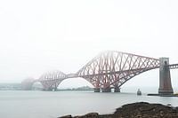 Die vierte Brücke in Schottland im Nebel
