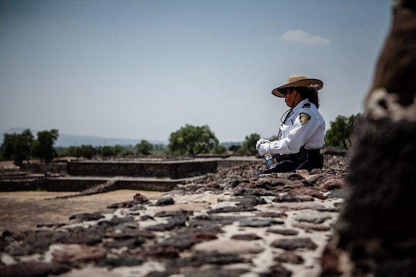 politieagent Teotihuacán nabij Mexico City van Eric van Nieuwland