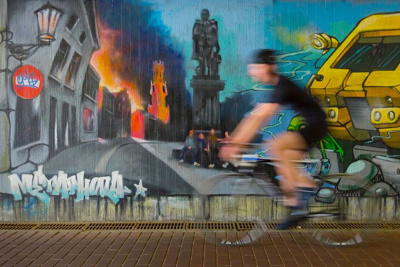 Radfahrer im Fahrradtunnel der Stadt Brügge (Belgien) von Nele Mispelon
