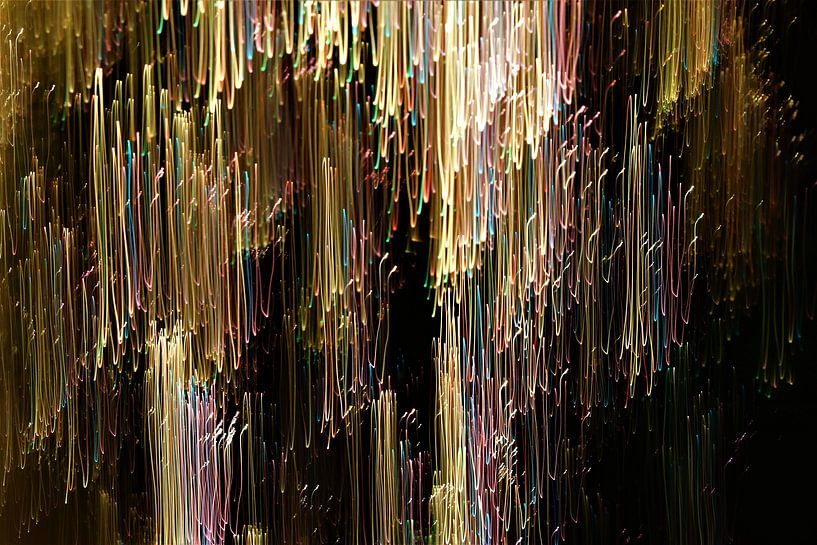 Fallende Leuchtstreifen von Inge Heathfield