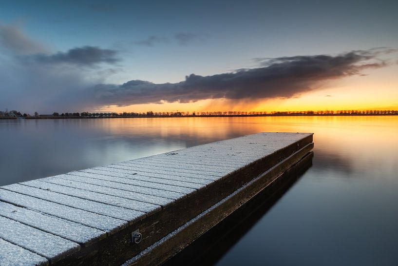 Schneebedeckter Steg im Lake Dirkshorn bei Sonnenaufgang. von Bram Lubbers