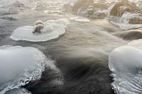 Eisschollen in der fließenden Isar bei München bei kaltem Wetter