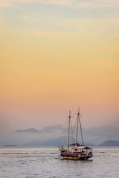 Segelboot an der Küste von Ilha Grande in Brasilien bei Sonnenuntergang von Nick Chesnaye