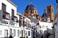 Straße im Zentrum von Old Altea mit Blick auf die Kathedrale