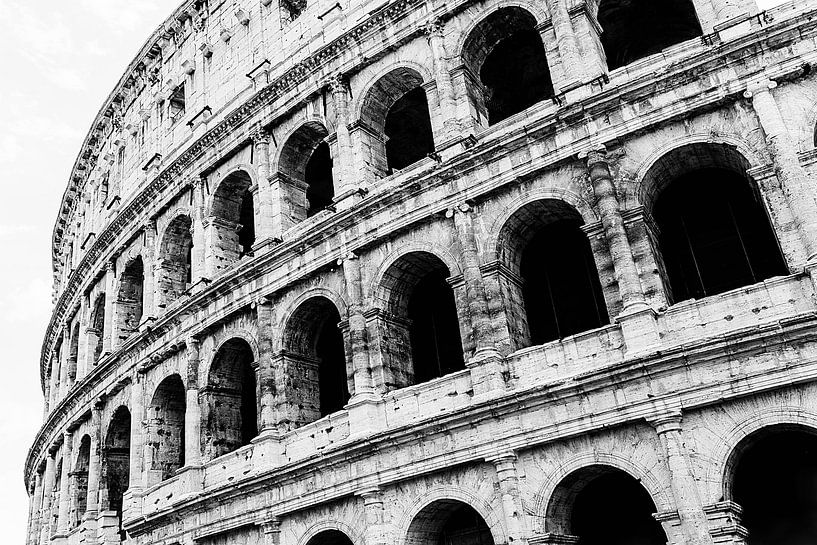 Kolosseum in Rom, Italien | Schwarz-Weiß-Fotografie von Ratna Bosch
