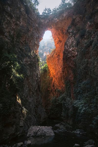 Die Brücke Gottes in Akchour, Marokko (Le Pont de Dieu) von Jules Captures - Photography by Julia Vermeulen