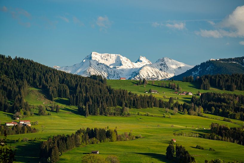 Blick vom Rottachspeicher auf das noch verschneite Gaishorn von Leo Schindzielorz