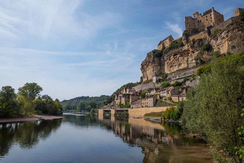 Das Schloss von Beynac in der französischen Region Dordogne hoch auf den Felsen gebaut von ChrisWillemsen