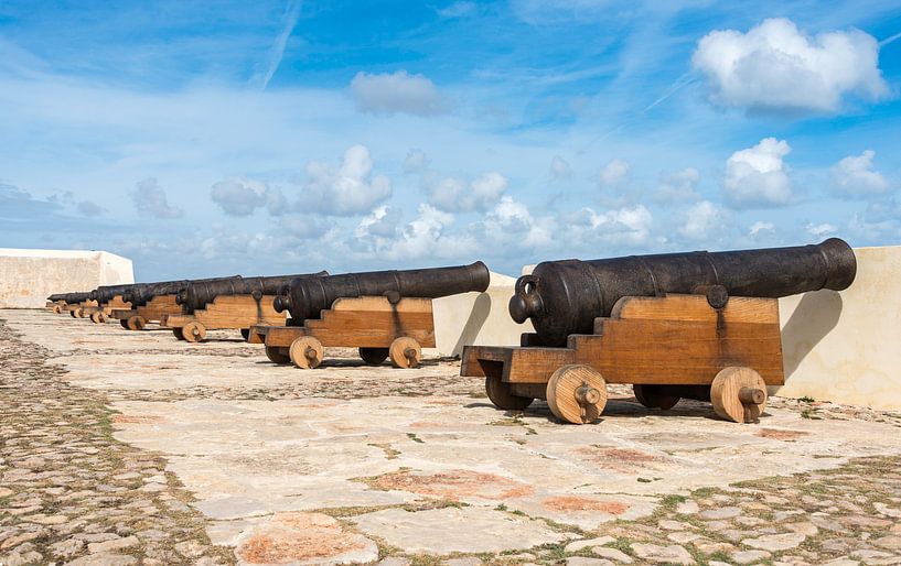 old rusty cannons on walls at Sagres Portugal par ChrisWillemsen