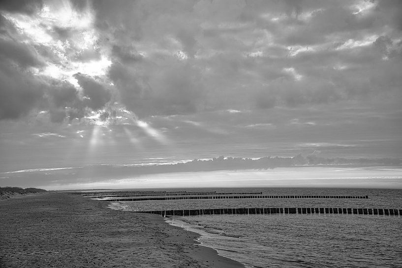 Épis à Zingst sur la mer Baltique, qui s'enfoncent dans la mer. par Martin Köbsch