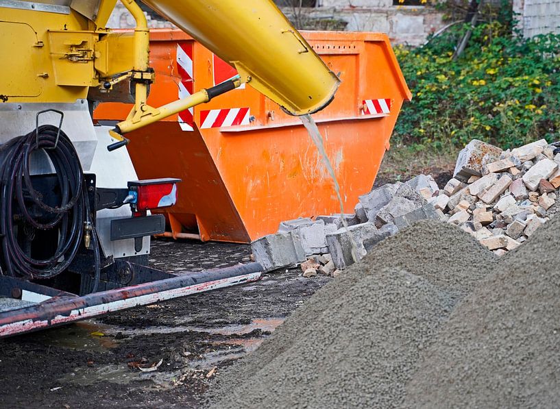 Véhicules et équipements de construction appliquant un anneau de béton à un ancien élévateur à grain par Babetts Bildergalerie