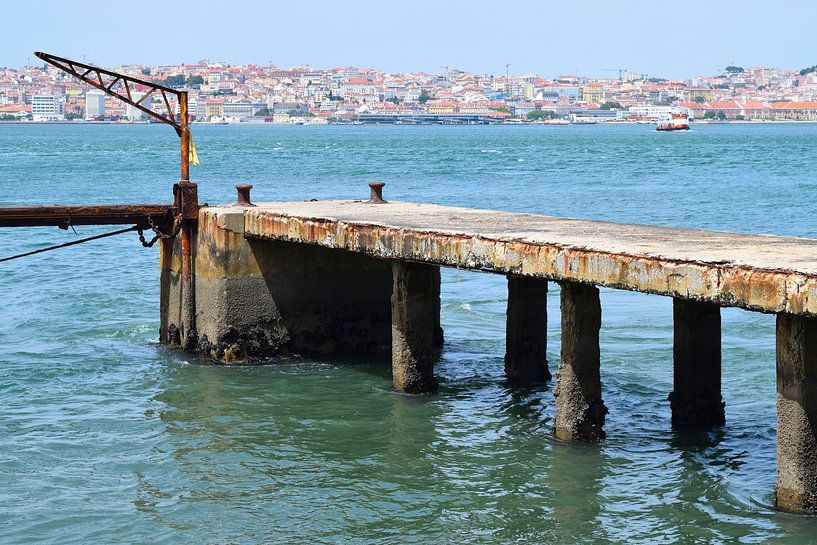 Jetée en acier rouillé avec grue sur le fleuve Tage à Lisbonne, au Portugal. par Studio LE-gals