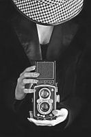 Frau mit Hut und alter Kamera