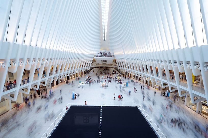der Oculus in New York innen mit vielen bewegten Menschen. von Monique van Helden