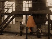 Tüll-Ballettröckchen in verlassener Fabrik/ Tanzen, als ob niemand zuschaut