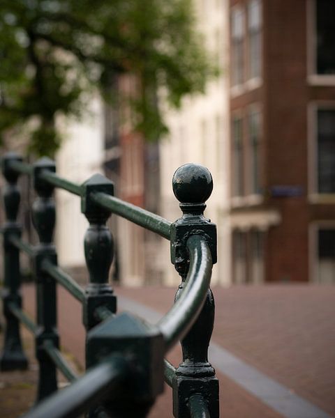 Brückengeländer entlang der Amstel von Amsterdam Pixels