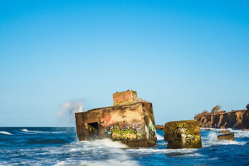 Bunker an der Küste der Ostsee an einem stürmischen Tag par Rico Ködder