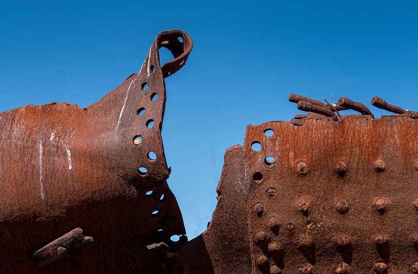 Chaudière à vapeur explosée d'une locomotive. Acier rouillé dans un parc à ferraille. par Albert Brunsting