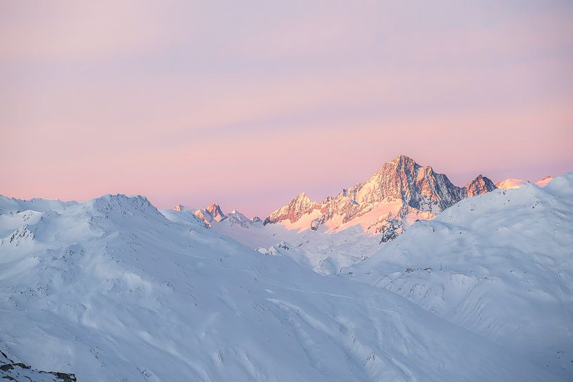 Erstes Licht auf dem Finsteraarhorn von José IJedema
