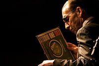 Jules Deelder vor schwarzem Hintergrund