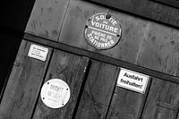 Schilder auf einem alten Garagentor