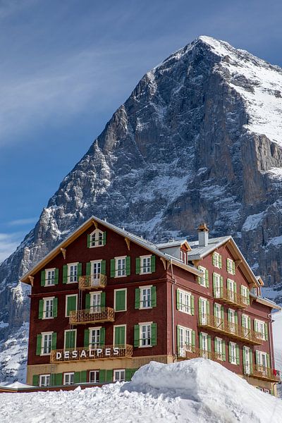 Hôtel devant la face nord de l'Eiger par t.ART
