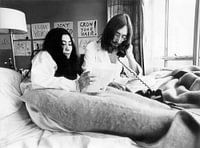 John Lennon und Yoko Ono im Bett
