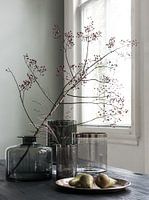 Stilleben mit Vasen auf dem Tisch