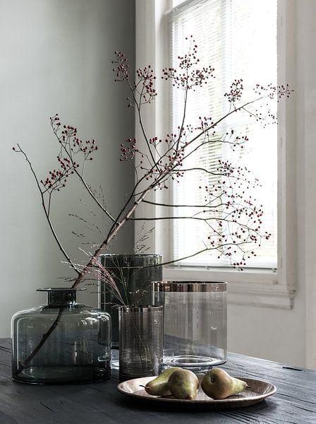 Stilleben mit Vasen auf dem Tisch von Caroline Martinot