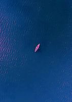 Rosa Boote in der Mitte des Meeres