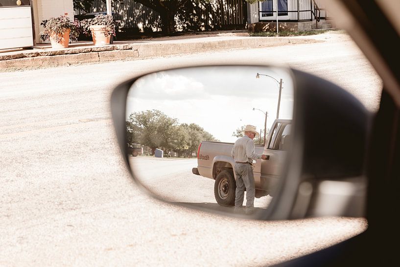 Cowboy im Seitenspiegel eines Autos von Moniek Kuipers