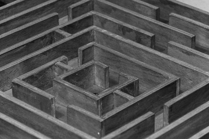 Schwarz-weißes Labyrinth von Mauern von Patrick Verhoef