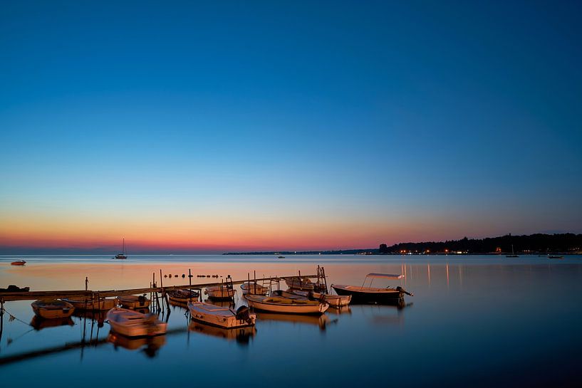 Bootsteiger met boten aan de oude stad van de romantische historische havenstad Poreè van Heiko Kueverling