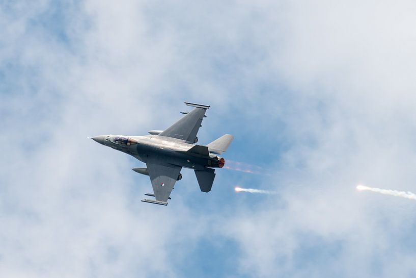 F-16 Fighting Falcon emitting chaff by Wim Stolwerk