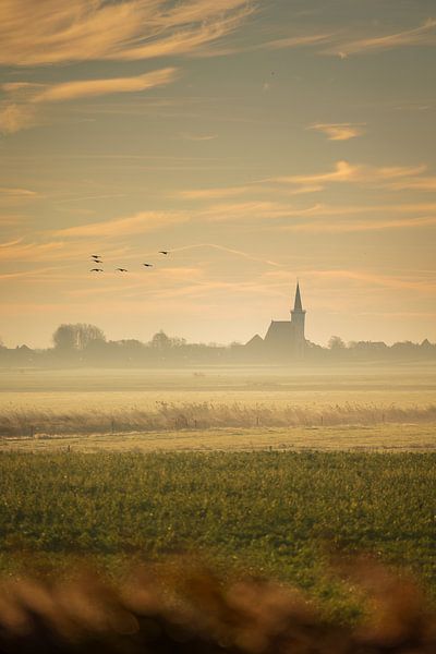 Lever de soleil brumeux sur Texel avec un clocher à l'arrière-plan par Pieter van Dieren (pidi.photo)