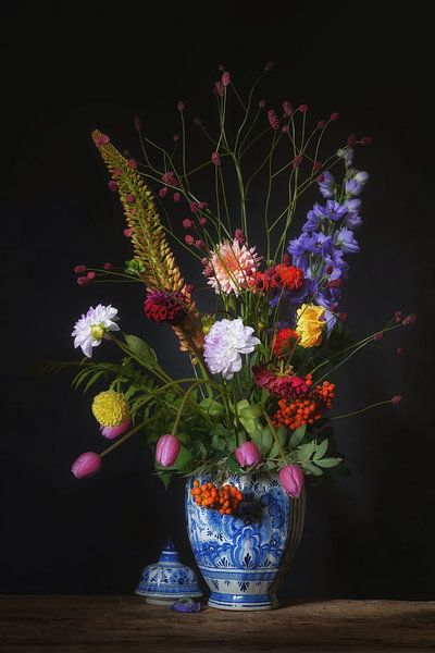 Stilleben mit Delfter blauer Vase und Rittersporn, Eremuren, Tulpe. von Saskia Dingemans Awarded Photographer